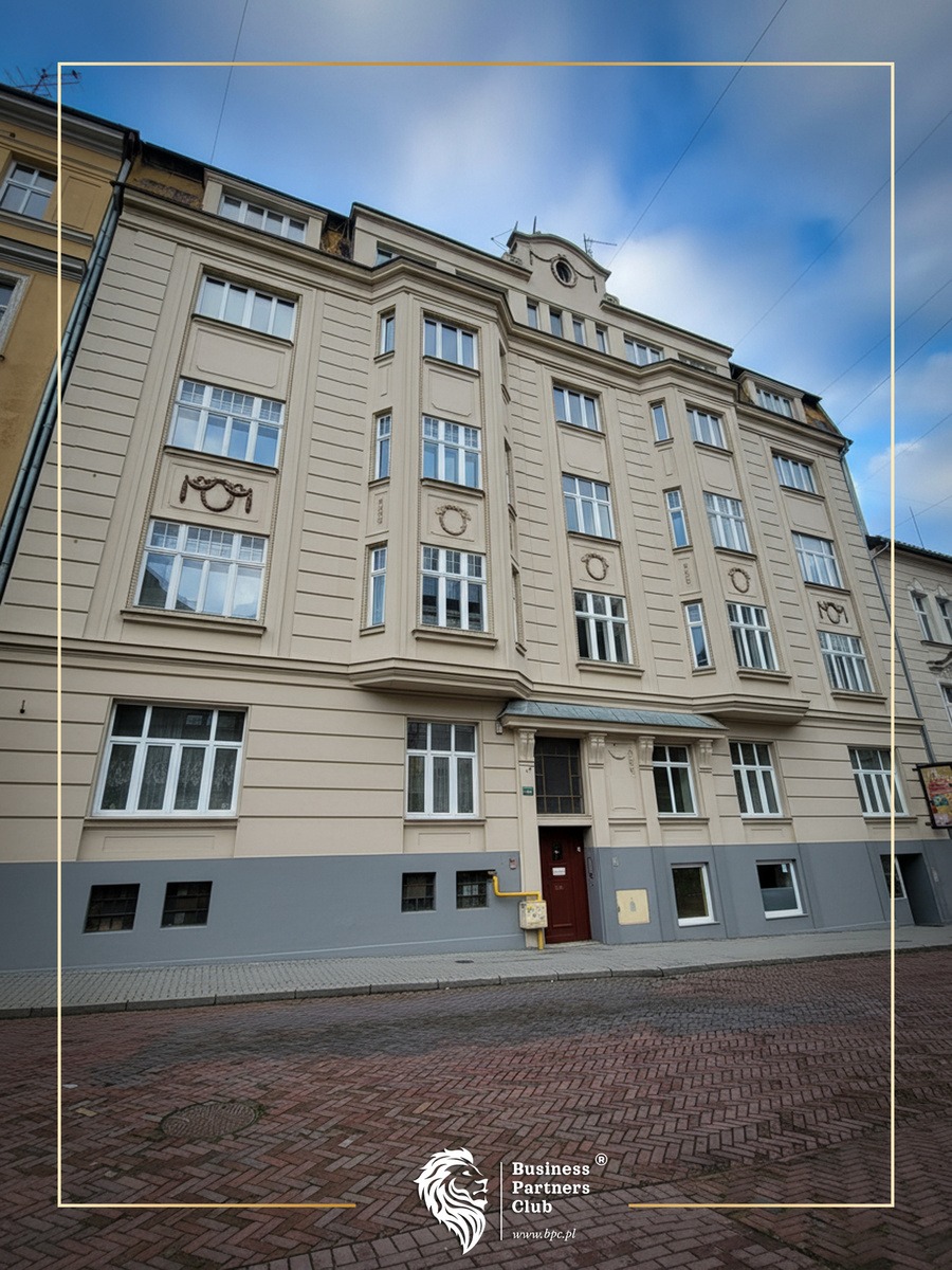 Uliční průčelí činžovního domu Mickiewicza 35 v Bielsku-Białé po obnově fasády